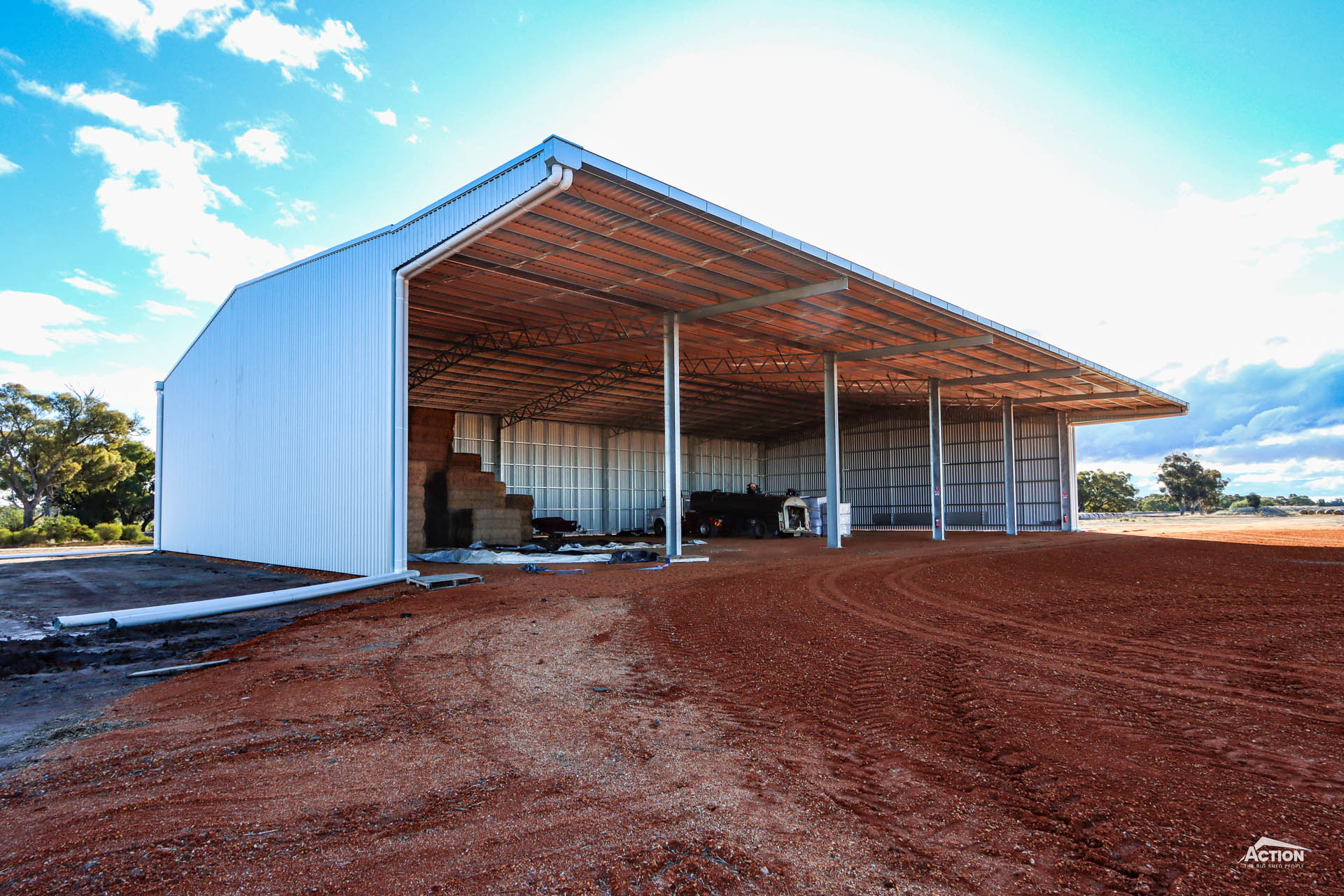 Read more about the article 42.5m x 24m x 7.5m hay shed with 6m canopy