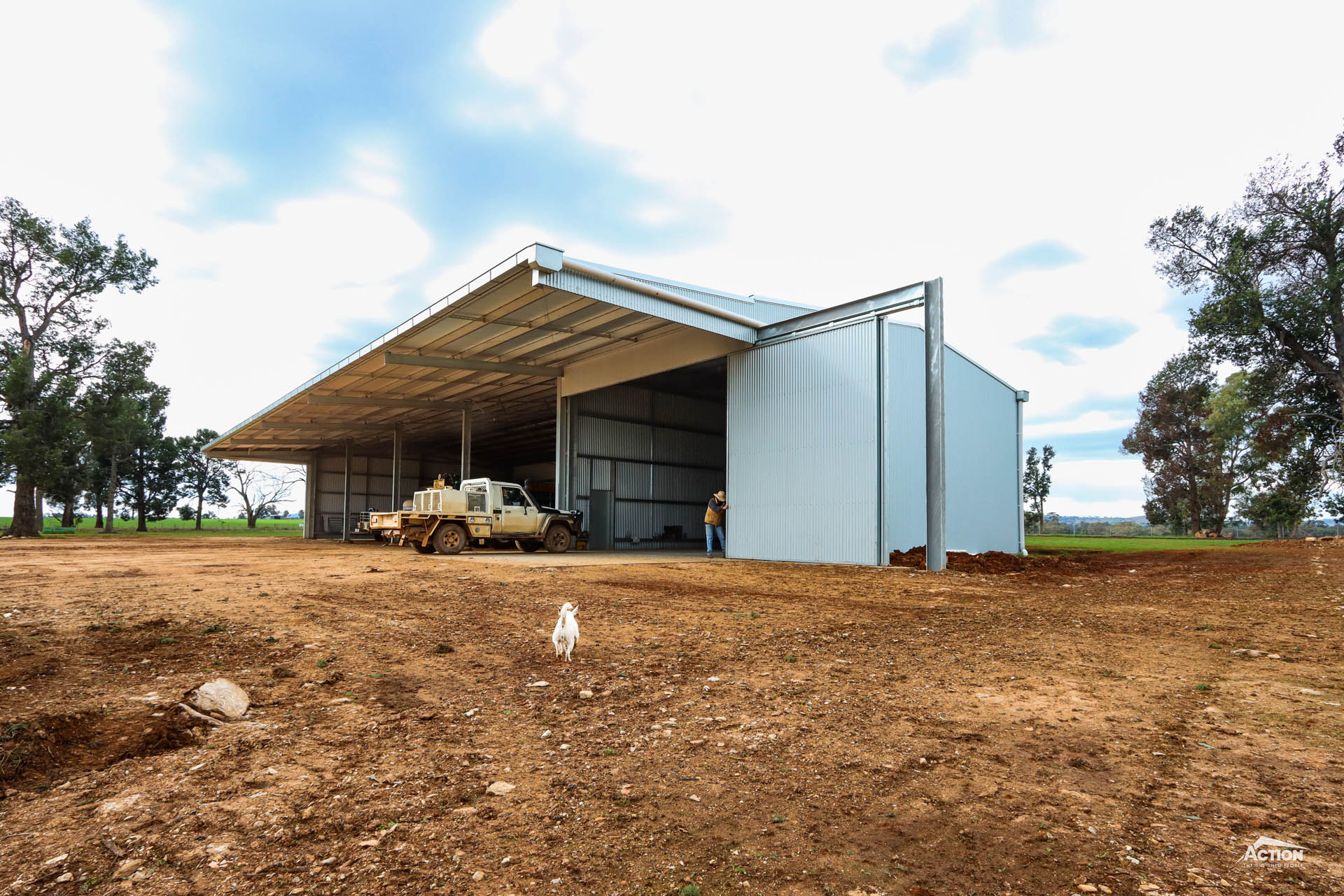 farm shed heights - Machinery shed with enclosed bay and outrigger at Bethungra NSW